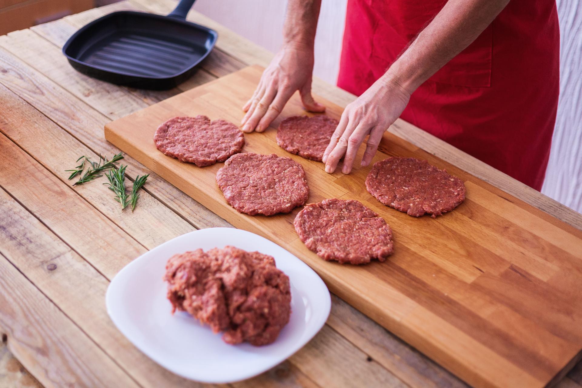 Burger making, molding rounded minced steak